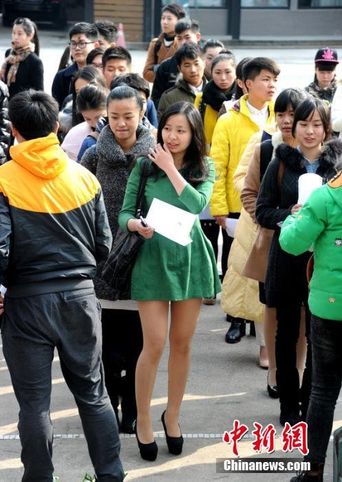 上戏表演专业开考 美女如云明星范儿十足